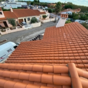 Démoussage et nettoyage de toiture à Perpignan