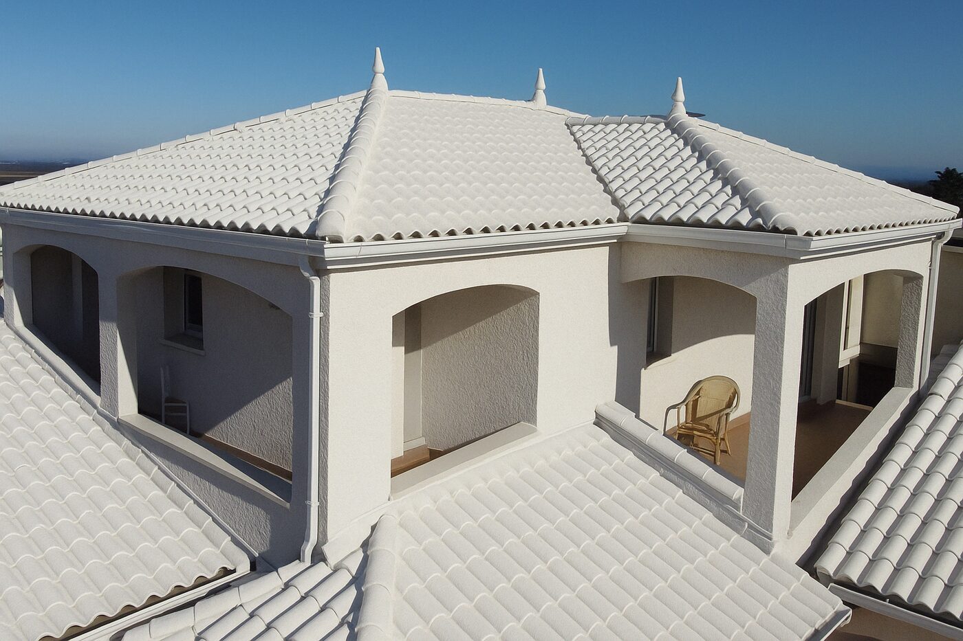Toiture traitée en cool roof blanc réfléchissant par WB Toit Concept — Perpignan (66), chantier 2