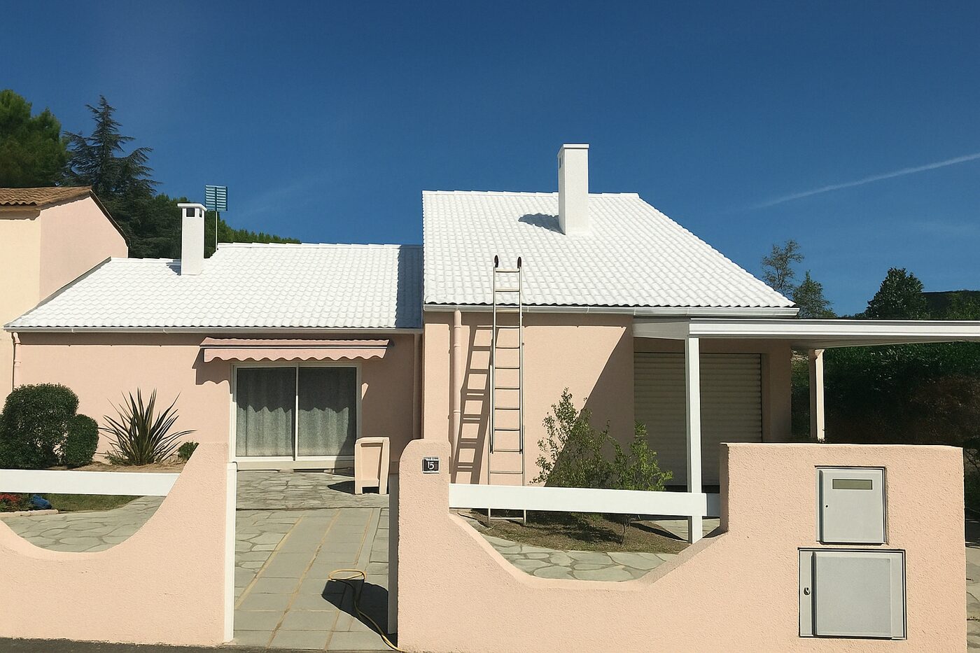 Toiture traitée en cool roof blanc réfléchissant par WB Toit Concept — Perpignan (66), chantier 6