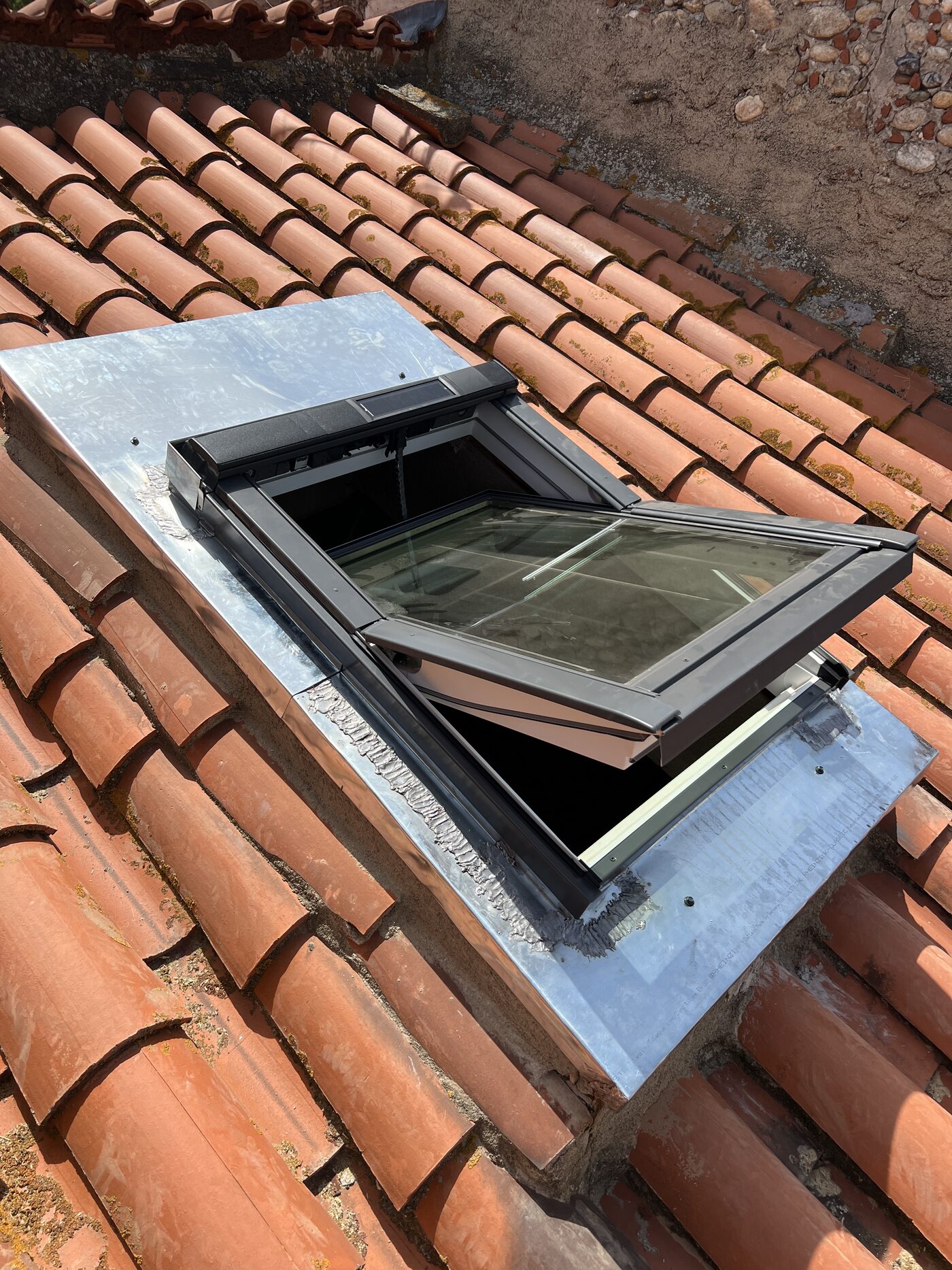 Pose et remplacement de Velux / fenêtre de toit par WB Toit Concept — Perpignan (66), chantier 10