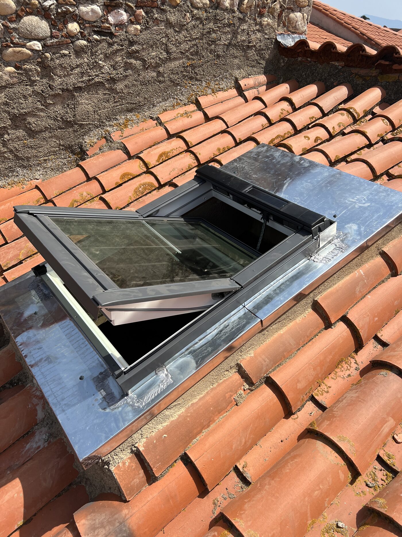 Pose et remplacement de Velux / fenêtre de toit par WB Toit Concept — Perpignan (66), chantier 11