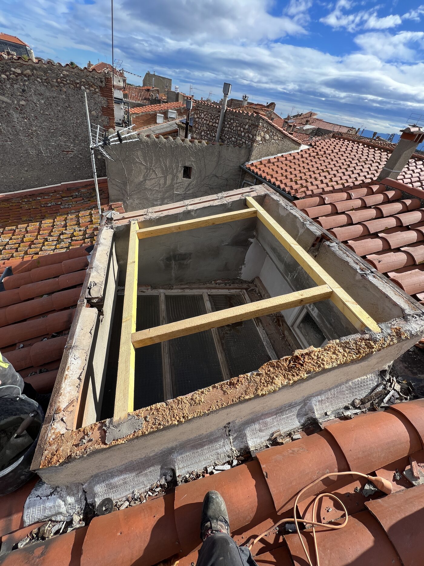 Pose et remplacement de Velux / fenêtre de toit par WB Toit Concept — Perpignan (66), chantier 12