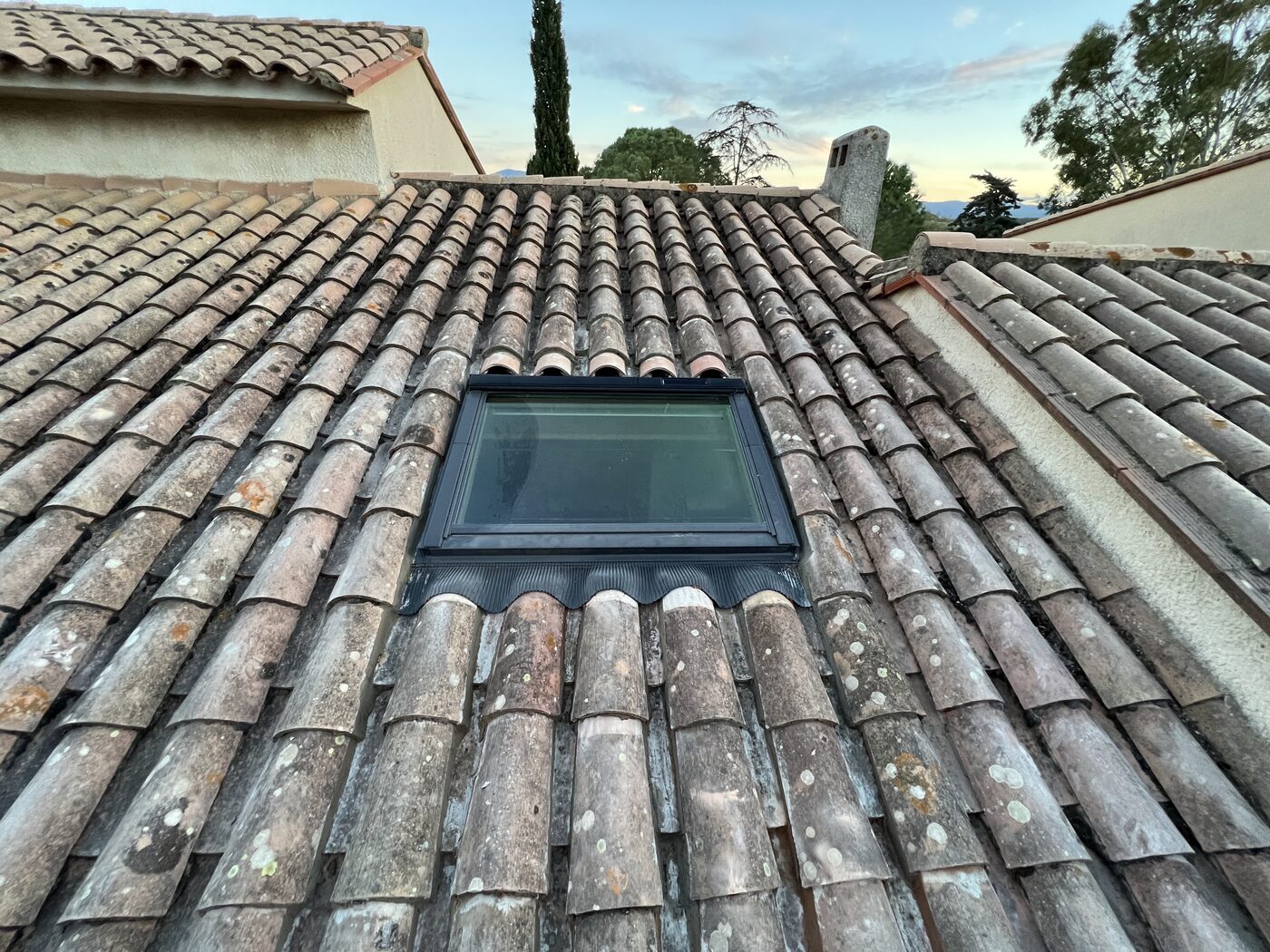Pose et remplacement de Velux / fenêtre de toit par WB Toit Concept — Perpignan (66), chantier 2