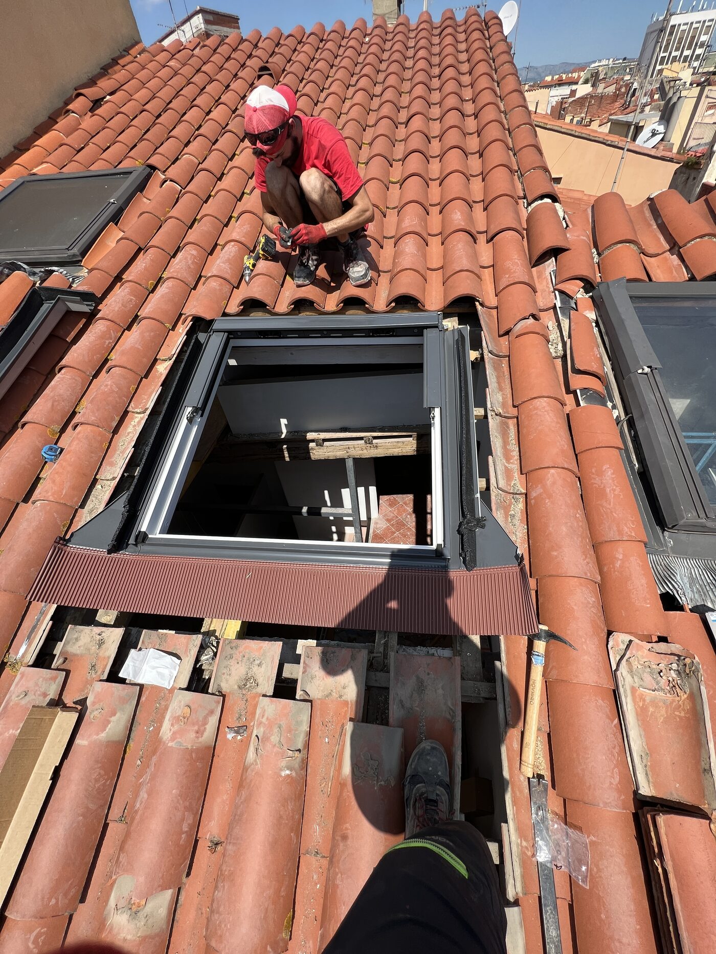Pose et remplacement de Velux / fenêtre de toit par WB Toit Concept — Perpignan (66), chantier 4