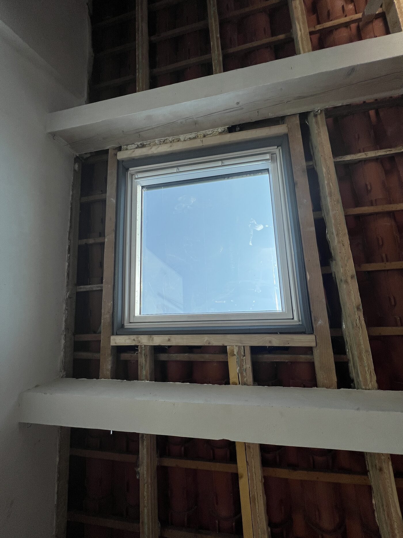 Pose et remplacement de Velux / fenêtre de toit par WB Toit Concept — Perpignan (66), chantier 5