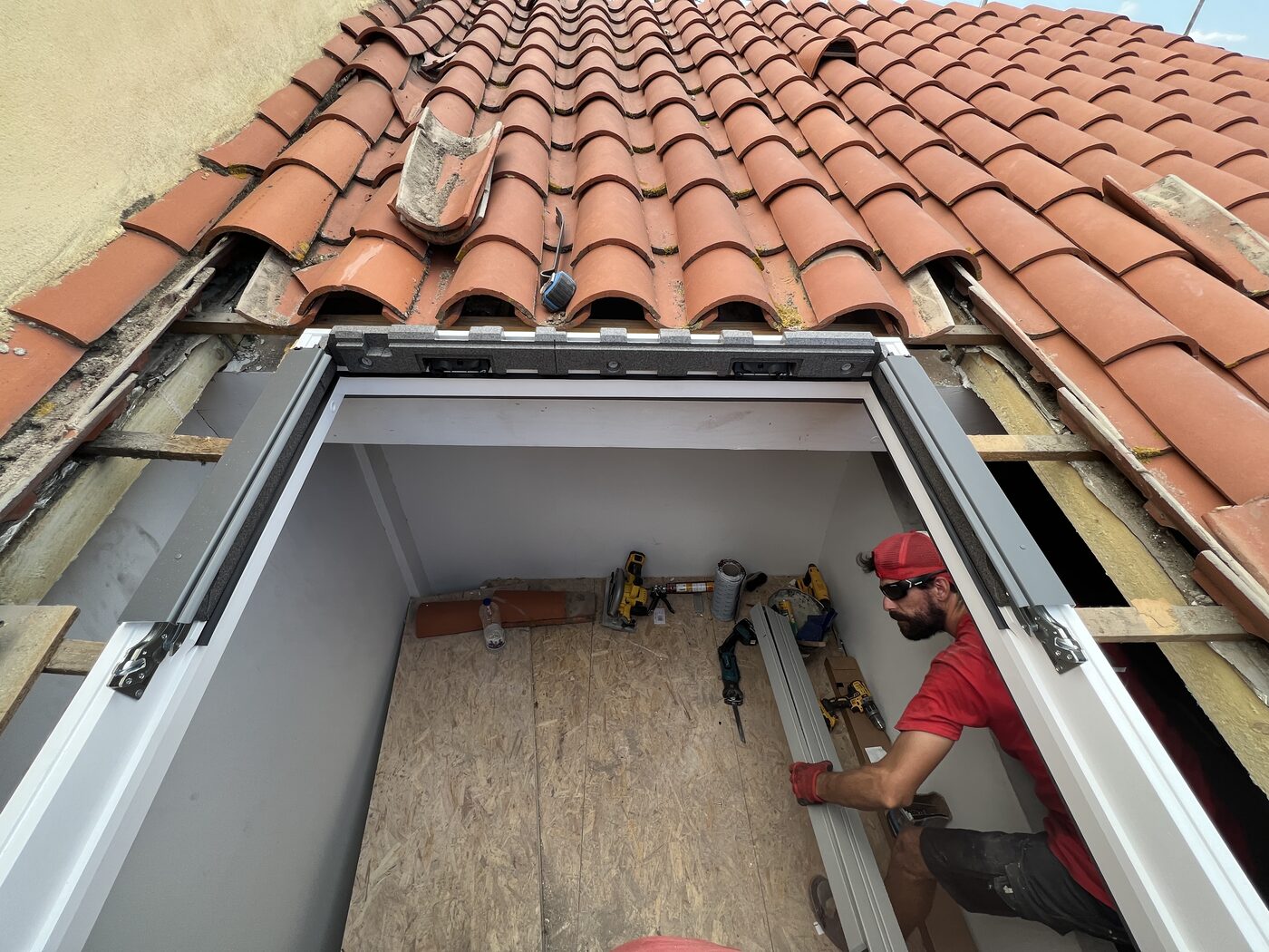 Pose et remplacement de Velux / fenêtre de toit par WB Toit Concept — Perpignan (66), chantier 6