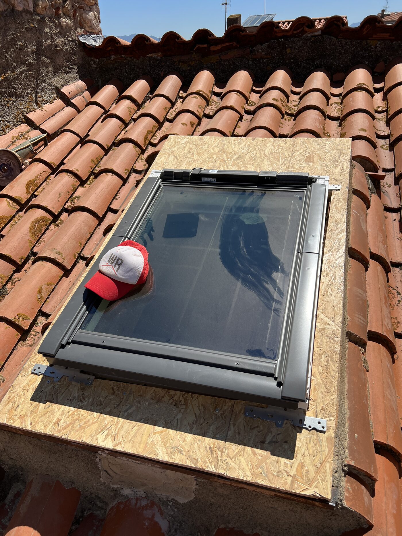 Pose et remplacement de Velux / fenêtre de toit par WB Toit Concept — Perpignan (66), chantier 9